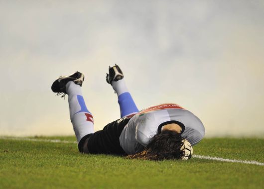 Juan Carlos Olave fue agredido en el inicio del segundo tiempo.