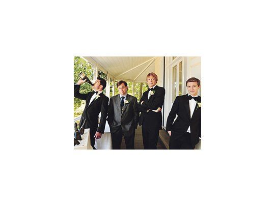 «Los padrinos de la boda» es un pasatiempo indicado sólo para quienes gusten de las comedias gamberras o como quieran llamarse. Pero aun dentro de este sub-sub-subgénero es floja.
