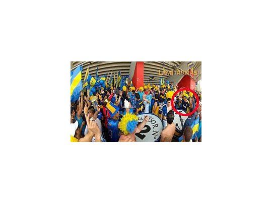 Mauro Martín arengando a la hinchada en en el Monumental. (Foto: lamitadmas1.com)