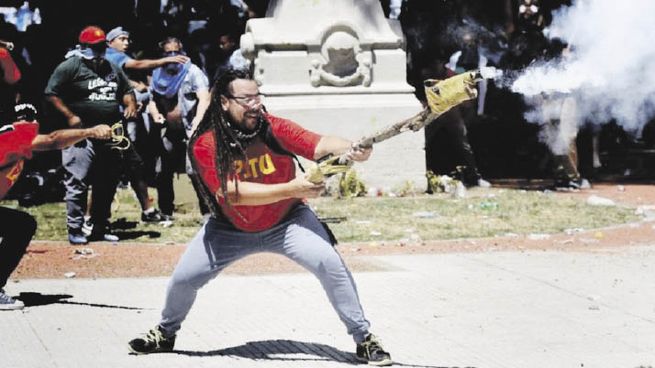 Incidentes. En las afueras del Congreso por la reforma previsional.
