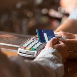 El gobierno prepara el terreno para retomar la devolución del 4% de IVA a la compras con tarjeta.