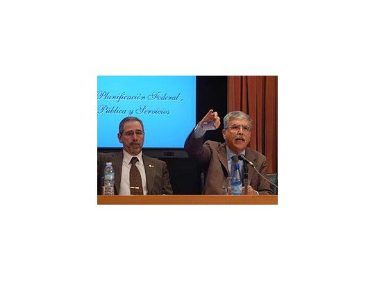 Julio De Vido (der.) hizo el anuncio junto con Ricardo Jaime.