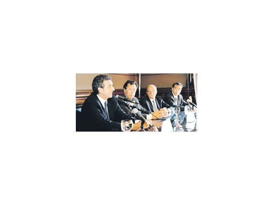 Florencio Randazzo junto al presidente de la Cámara Nacional Electoral, Alberto Dalla Vía, el viceministro Eduardo Di Rocco y el camarista Santiago Corcuera.