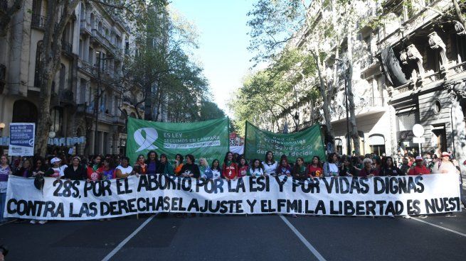 Agrupaciones feministas marcharon de Plaza de Mayo al Congreso.&nbsp;