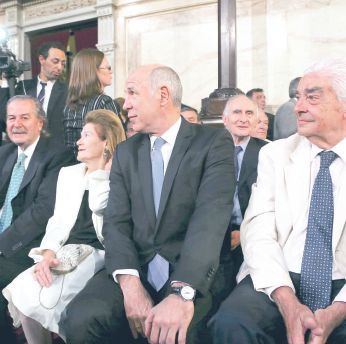 Los tres miembros de la Corte Suprema de Justicia, Juan Carlos Maqueda, Elena Highton y Ricardo Lorenzetti, tuvieron lugar destacado en el acto en Gobierno, junto al senador Hipólito Solari Yrigoyen.
