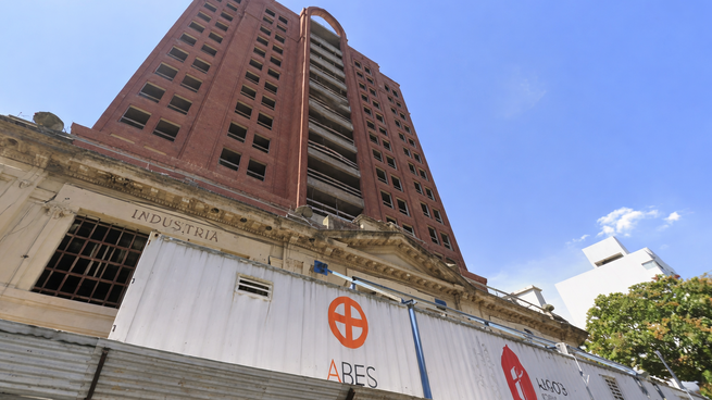 Uno de los edificios vinculados a la causa por la presunta megaestafa inmobiliaria en La Plata, con obras paralizadas y millonarias pérdidas para los inversores (Foto Gentileza: Infoplaense)