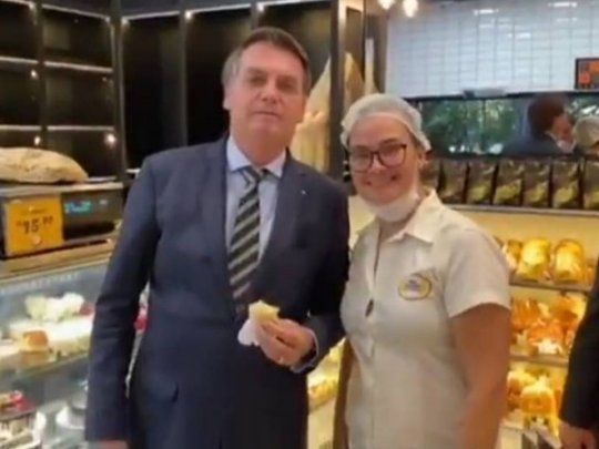 Jair Bolsonaro visitó una panadería y se sacó selfies con los empleados.