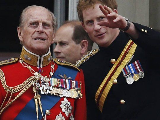 El príncipe Felipe con su nieto Harry.&nbsp;