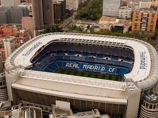 Para sostener todo el puestos a raíz de la crisis del coronavirus, Real Madrid rebajó sueldos del fútbol y el básquet.