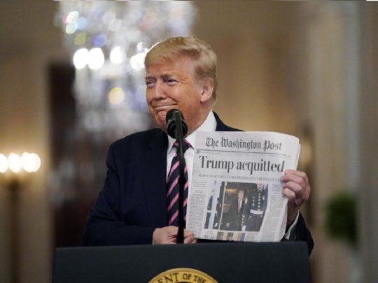 El presidente estadounidense, Donald Trump, dijo que va a enmarcar el ejemplar de The Washington Post porque es el unico titular favorable a &eacute;l que publicaron.