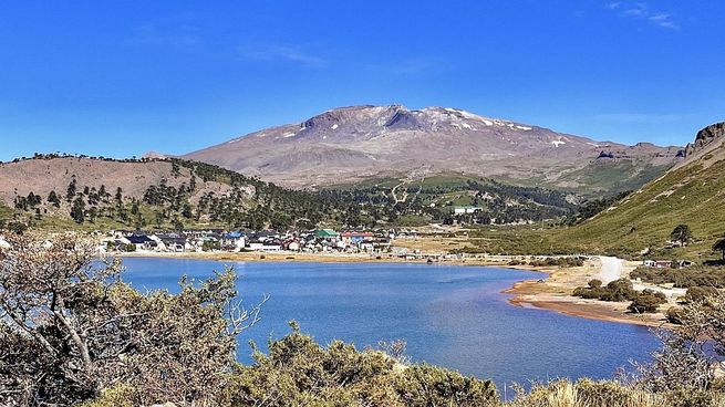 Caviahue-Copahue se destaca por su belleza con paisajes únicos, aguas termales y compromiso con un turismo sostenible.