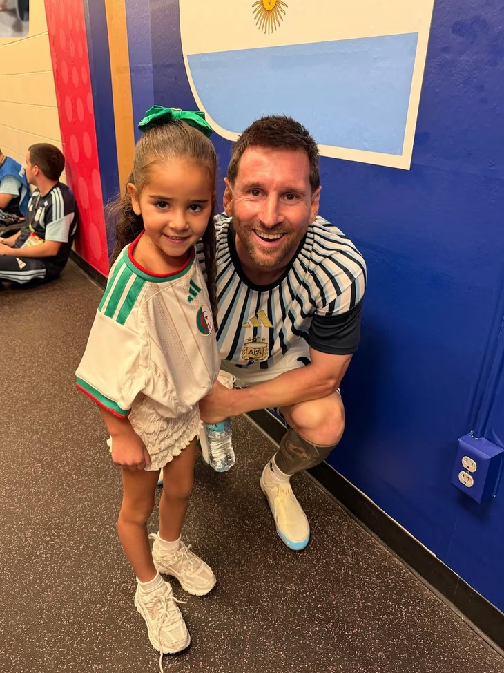 La foto de Messi junto a la hija de Riyad Mahrez (Instagram: @taylorwardx) La foto de Messi junto a la hija de Riyad Mahrez (Instagram: @taylorwardx)