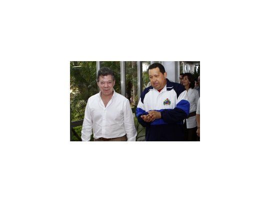 Juan Manuel Santos junto a Hugo Chávez.