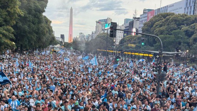 Miles de hinchas esperaron al micro de Racing en el Obelisco para festejar con el equipo.