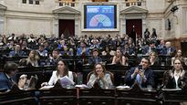 Diputados de La Libertad Avanza celebran la aprobación del proyecto.