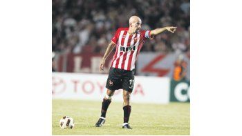 Juan Sebastián Verón decidió suspender una conferencia de prensa en la que iba a hablar de su lesión, porque se enteró de que se rumoreaba que iba a anunciar su retiro. No viajó a Paraguay.