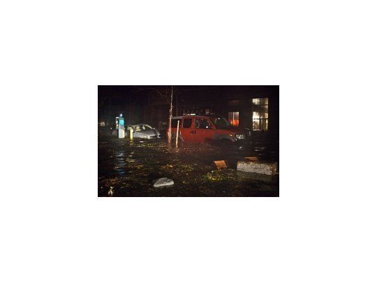 Sandy impactó en proximidades de la ciudad de Atlantic City, degradado de huracán a poderosa tormenta.