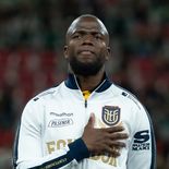 El goleador ecuatoriano protagonizó un insólito momento en su país.