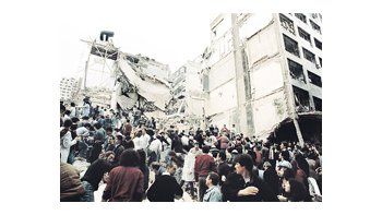 ámbito.com | A quince años del peor atentado terrorista de la historia argentina, los avances son ínfimos en relación con la dimensión de la tragedia, y el gobierno (según familiares de las víctimas) «hace poco y podría hacer más».