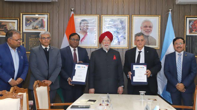 Argentina refuerza su lugar como proveedor en el escenario energético mundial, destacando el rol de YPF en la transición hacia una economía más sustentable y globalizada.