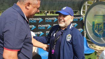 Tapia y Maradona, sonrientes y juntos en el predios de la AFA.
