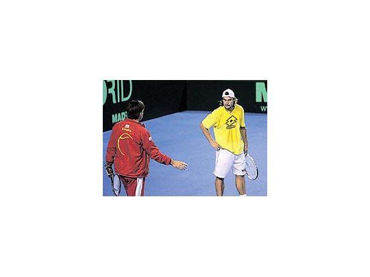 David Ferrer y el capitán Emilio Sánchez Vicario durante el entrenamiento de ayer del equipo español en el Polideportivo de Mar del Plata.