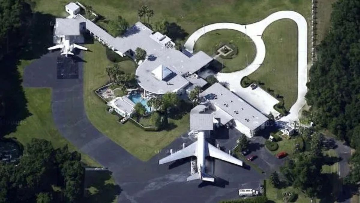 The dream of every pilot: how is John Travolta’s mansion located in the middle of an airfield