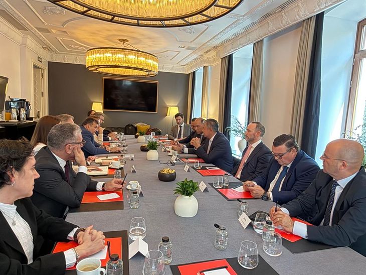 Rolando Figueroa, junto a empresarios españoles. Rolando Figueroa, junto a empresarios españoles.