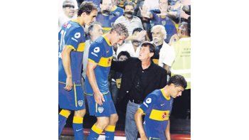 Martín Palermo se va camino al túnel y recibe el saludo de Falcioni. El delantero se cansó de las habladurías permanentes que hay en Boca.