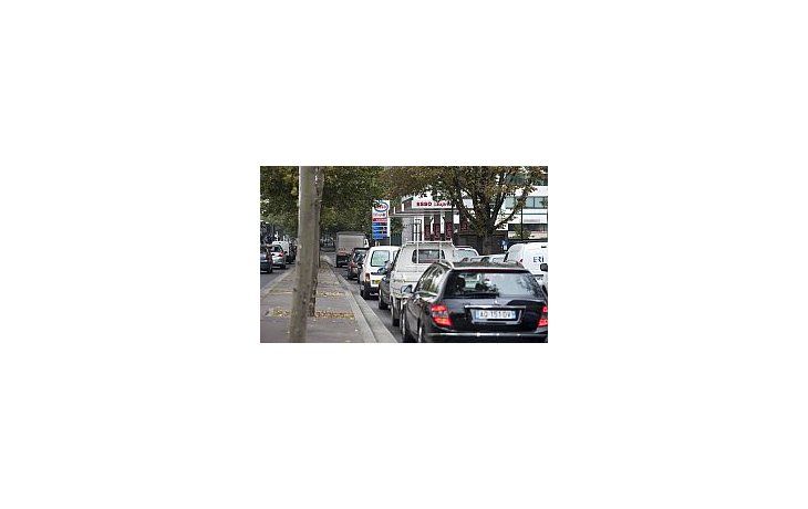 Hay colas interminables en las estaciones de servicio para no quedarse sin combustible.