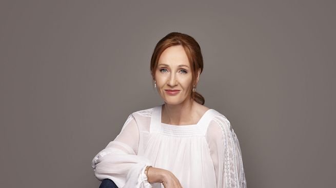 J.K. Rowling transformó una historia escrita en un tren en una franquicia global que generó millones y redefinió la literatura juvenil.