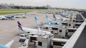 Los papales de&nbsp;Air France-KLM&nbsp;perdían 8,89%, mientras que las acciones de&nbsp;Lufthansa&nbsp;y de la matriz de&nbsp;British Airways cedían casi 10%.