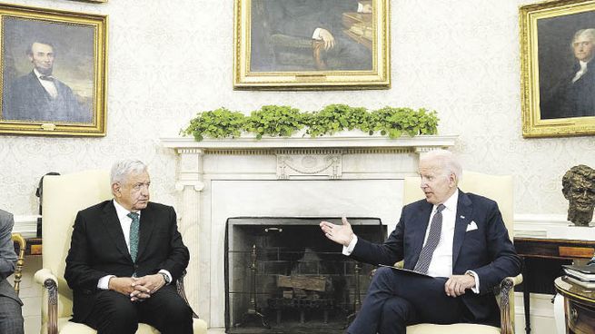 COMPROMISOS. Joe Biden describió ayer la migración como un “desafío hemisférico” compartido, durante una visita de su colega de México, Andrés Manuel López Obrador  y dijo que ambos países harían inversiones en infraestructura en la frontera y trabajarían para interrumpir el tráfico de drogas.