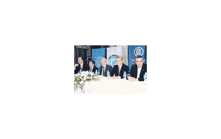 Jorge Neme, coordinador del PROSAP; Raúl Mercau, ministro de Producción de Mendoza; Juan Carlos Fábrega, presidente del Banco Nación; Julián Domínguez, ministro de Agricultura, y Eduardo Sancho, vicepresidente de Coninagro.