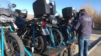 El operativo en Santa Cruz donde se incautaron 9 motocicletas marca Triumph, una camioneta y un trailer para motos.