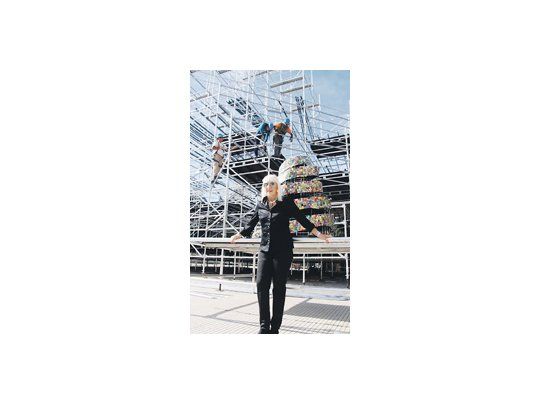Marta Minujín posa con la estructura de La Torre de Babel de Libros que se erigirá con volúmenes llegados de todo el mundo y en todas las lenguas conocidas en la Plaza San Martín porteña.