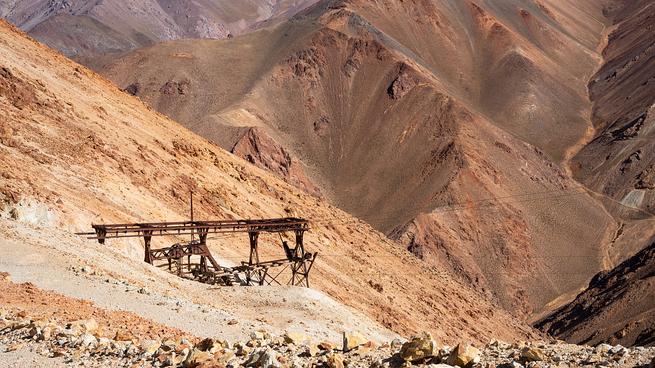 La mina de oro y cobre La Mejicana, en La Rioja, es un caso emblemático de mina cerrada con infraestructura histórica, incluido el cablecarril.