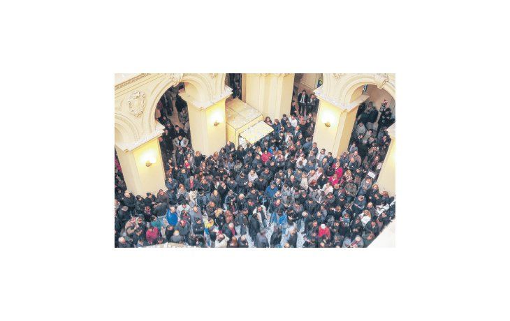 ámbito.com | HALL COPADO. Trabajadores judiciales se manifestaron contra el impuesto en la planta baja de Tribunales.