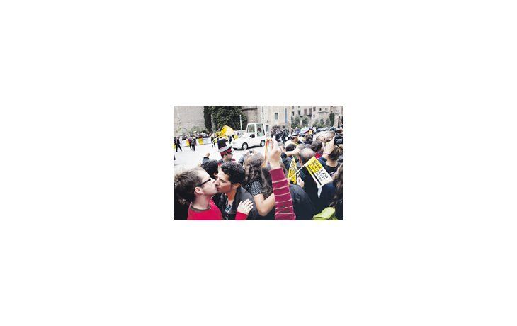 Activistas homosexuales se besaron al paso del «papamóvil» en Barcelona (arriba), en el marco de una visita de Benedicto XVI que reavivó las tensiones entre el Vaticano y el Gobierno de José Luis Rodríguez Zapatero. El socialista no acudió a los actos oficiales y sólo se reunió con el Papa para despedirlo en el aeropuerto (abajo).