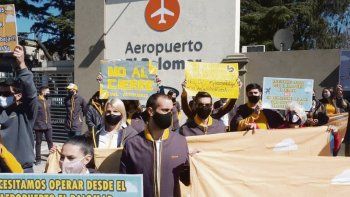 Rechazo. Empleados de compañías aéreas low cost vienen resistiendo al cierre de El Palomar, símbolo de la competencia en el sector que beneficio a muchos argentinos