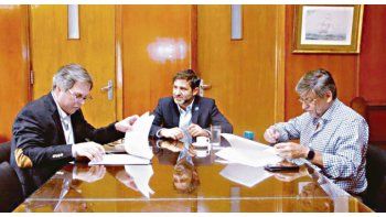 ASISTENCIA. Paulino Caballero junto al ministro Sergio Mammarelli.