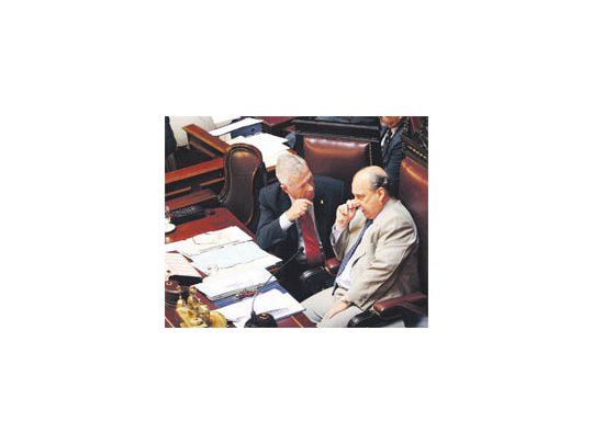 Un largo debate en el Senado terminó aprobando la expropiación de Aerolíneas Argentinas y Austral. La defendió José Pampuro y el prosecretario Juan José Canals.