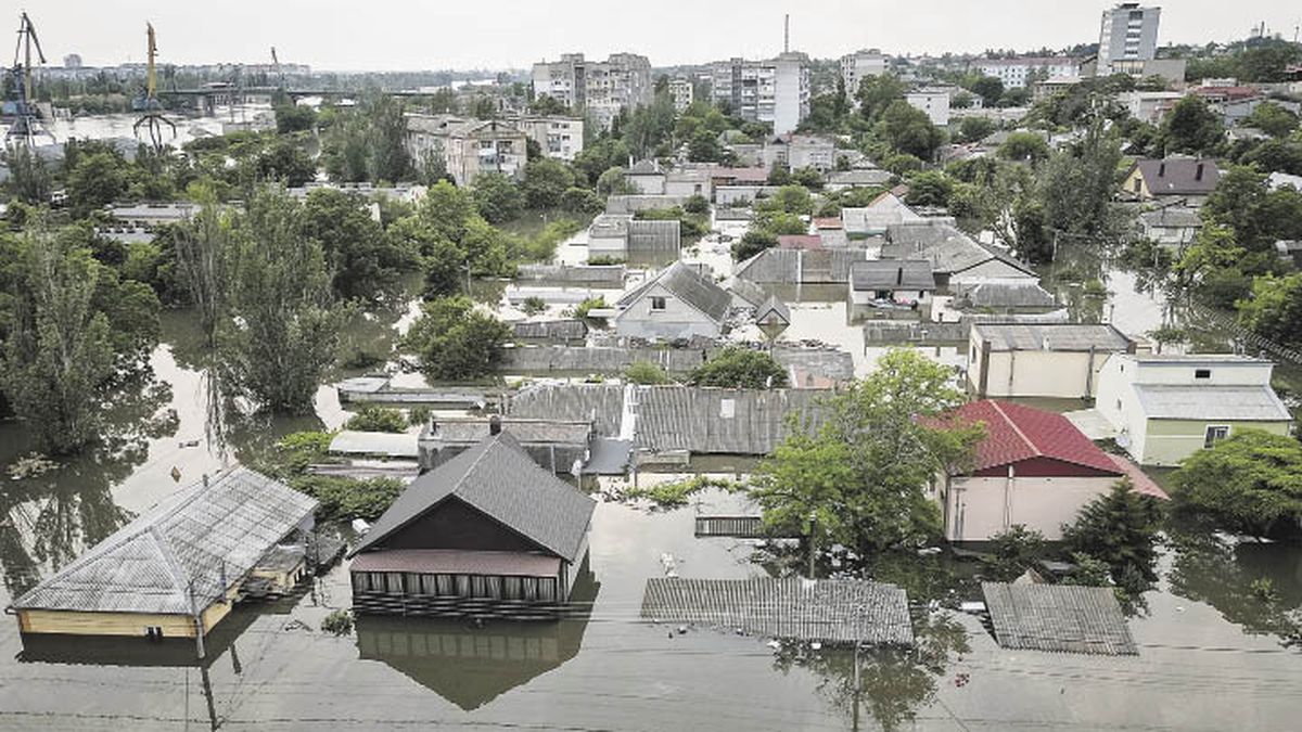 The destruction of the Kajovka dam brings the Ukrainian drama to the level of a humanitarian disaster