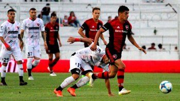 patronato le quito a newells el triunfo, y la punta, en la ultima jugada