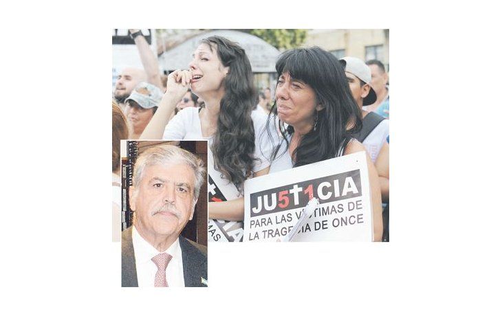 Familiares y víctimas celebraron ayer el fallo contra empresarios, funcionarios y el maquinista. El tribunal pidió, en paralelo, investigar el rol del exministro de Planificación, Julio De Vido,  en la asignación de recursos a TBA. El funcionario había sido sobreseído. Su caso llegará a la Corte.
