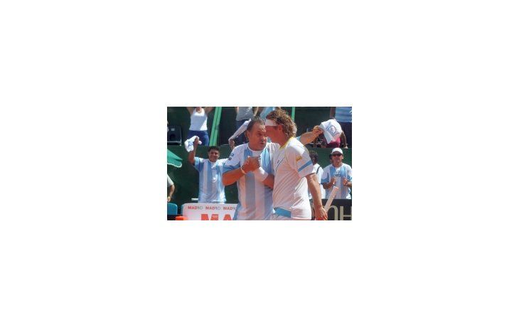 ámbito.com | El capitán argentino de Copa Davis, Modesto Vázquez, saluda a Nalbandian luego de su triunfo.