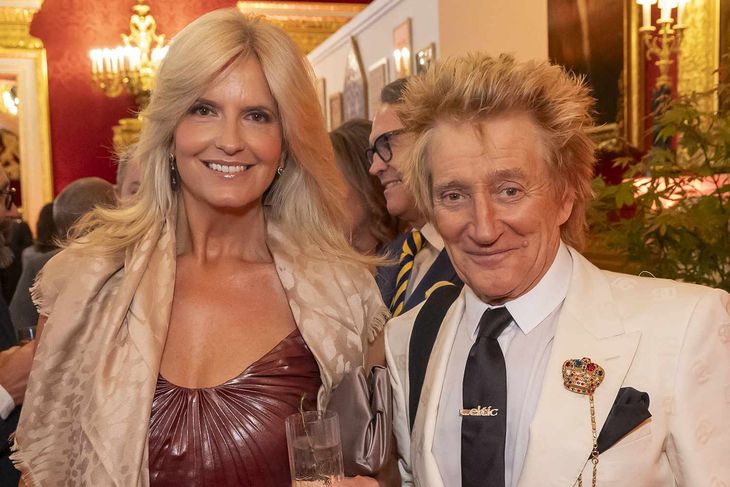 Inspired by a castle, it has a source, marble floors and even a private bar: this is the mansion that Rod Stewart put on sale for 70 million dollars