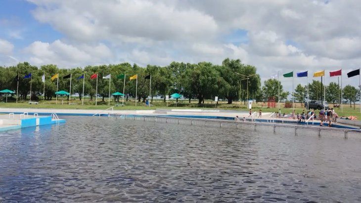 Una pileta ideal para disfrutar el día en familia en la localidad de Rauch