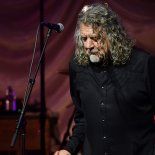 Vuelve Robert Plant a la Argentina, con un show más intimista y folk. Vuelve Robert Plant a la Argentina, con un show más intimista y folk.