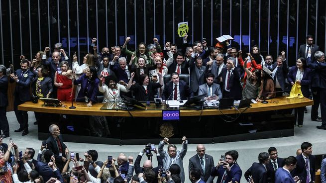Por tratarse de una reforma constitucional, el proyecto fue sometido a dos votaciones en el plenario de la Cámara Baja.